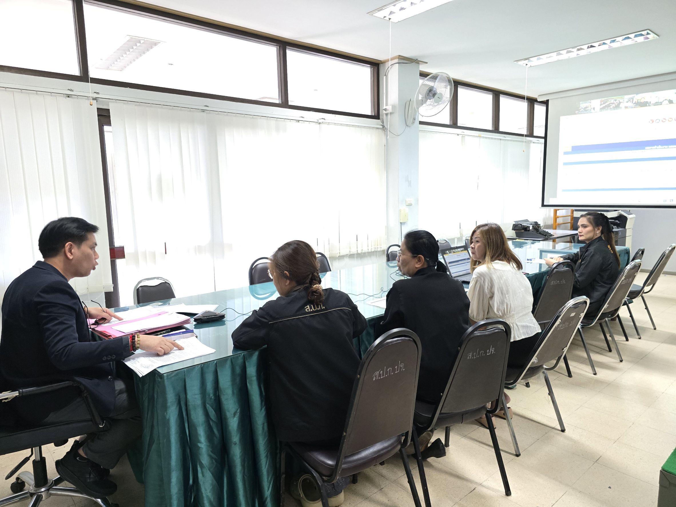 title - วันพุธที่ 17 ธันวาคม 2568 เวลา 11.00 น. นายวิทูล ประดิษฐบุญ  ปฏิรูปที่ดินจังหวัดปราจีนบุรี พร้อมด้วย เจ้าหน้าที่ ส.ป.ก.ปราจีนบุรี เข้าร่วมการประชุม คณะทำงานติดตามเร่งรัดการใช้จ่ายเงินงบประมาณ  ประจำปีงบประมาณ 2569